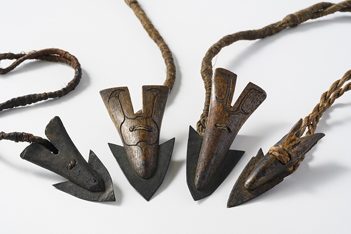 銛先　キテ／キテ 北海道博物館蔵 海獣や大型魚の捕獲に使った銛先。鯨骨やメカジキの鼻先、シカ角、固い木などに金属板を挟んで固定する。