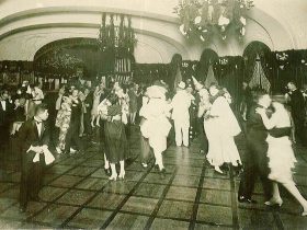 ホテルニューグランド　レインボーボールームでのダンスパーティ（昭和戦前期）　提供：ホテルニューグランド
