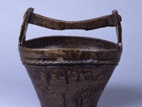 丹波《灰釉手桶形水指》江戸時代前期 兵庫陶芸美術館