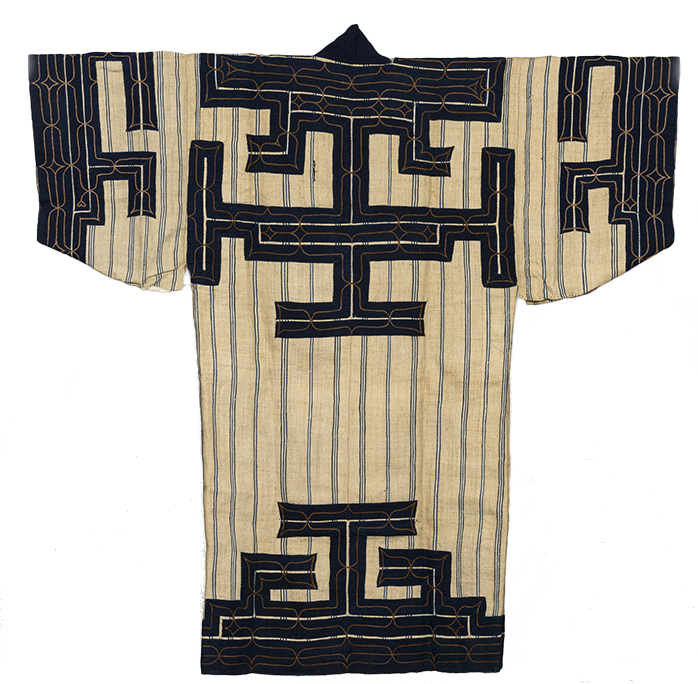 衣服（草皮繊維） 本館蔵 能登黒島村の北前船船頭の家に伝わったアイヌの衣服。イラクサ科植物の繊維からできており、樺太（サハリン）のアイヌ民族の主要な衣服で、「テタラペ」と呼ばれる。