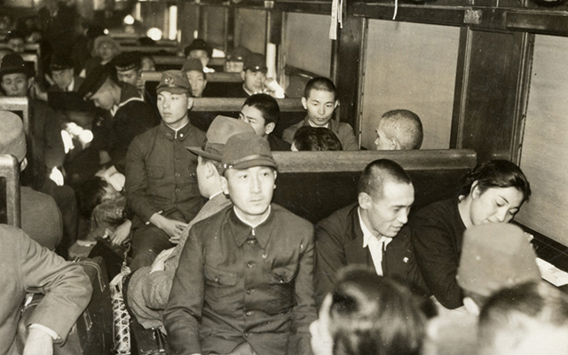 2人掛けの座席に3人掛けが励行された 戦時中の列車の車内