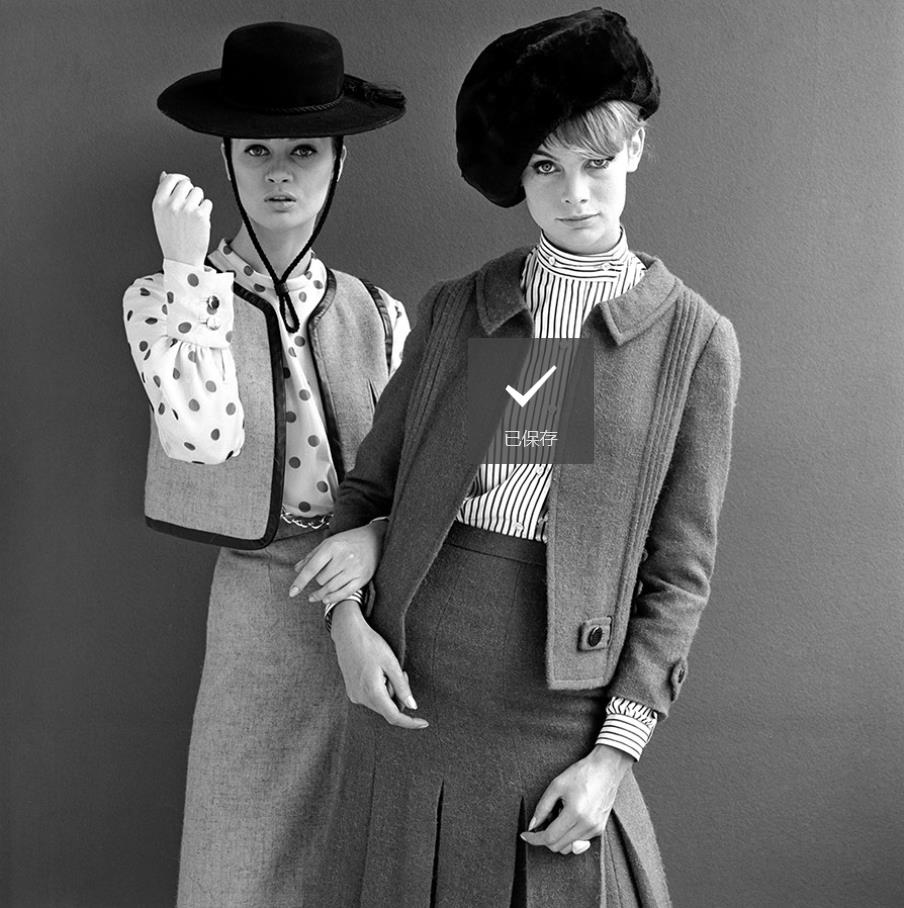 《ベストとスカートを組み合わせた「コール・ヒーバー（石炭担ぎ）」を着るセリア・ハモンド（左）とジーン・シュリンプトン》　1962年　Photograph by John French © John French / Victoria and Albert Museum, London