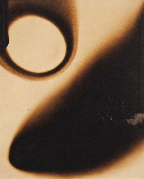 イヴ・クライン《無題（火の絵）》 1962年 焼いた段ボール／パネル 41 × 33 cm イヴ・クライン・アーカイブス蔵