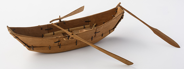 板綴じ船（模型） 国立アイヌ民族博物館蔵 アイヌ民族が海での漁撈に使った船の模型。丸木舟の舷側に板を綴じ合わせ、隙間には浸水を防ぐためにコケなどを詰めた。