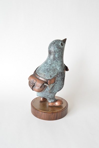 作品名：Chick Penguin ～ちょっとおでかけ～ サイズ：H28×W14.5×D16cm 材質：銅､ステンレス､真鍮､木（ウォルナット）