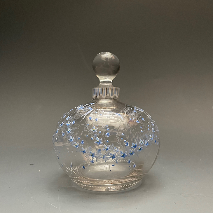 ガレ／忘れな草に昆虫文香水瓶 サイズ：高さ10cm 制作年：1867～80年 花言葉：「真実の愛」  2月7日、2月29日、3月15日、4月5日の誕生花。透明な素地にエナメルで忘れな草と昆虫を描いた香水瓶です。ガレのエナメル作品の中でも、最も古い初期に制作された希少な作品です。
