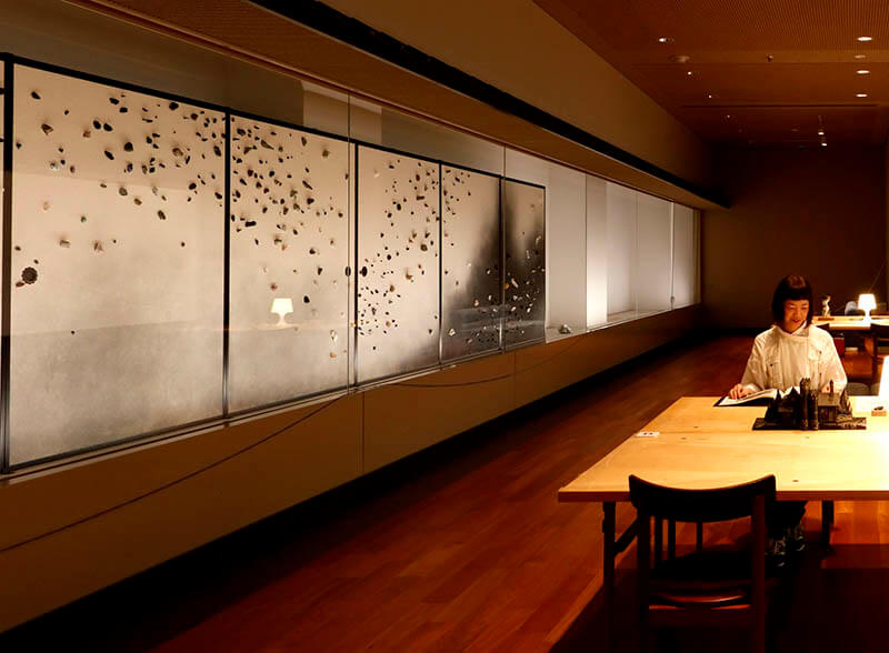 （ケース内）《襖絵（地球断面図、流れ、竜巻、石》の石（部分）2020年 石橋財団アーティゾン美術館蔵

