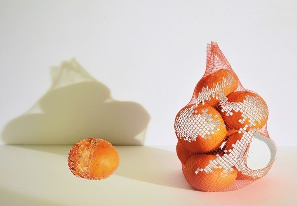 作品名：Mandarin Oranges #1  サイズ：27×38cm  技法：photographic collage, mounted on acrylic 