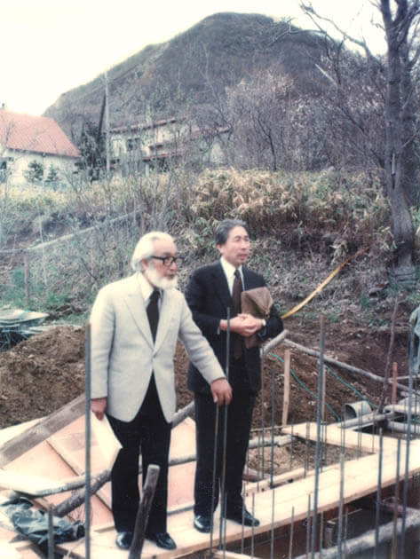 建設現場での本郷新（左）と上遠野徹。1977年5月頃