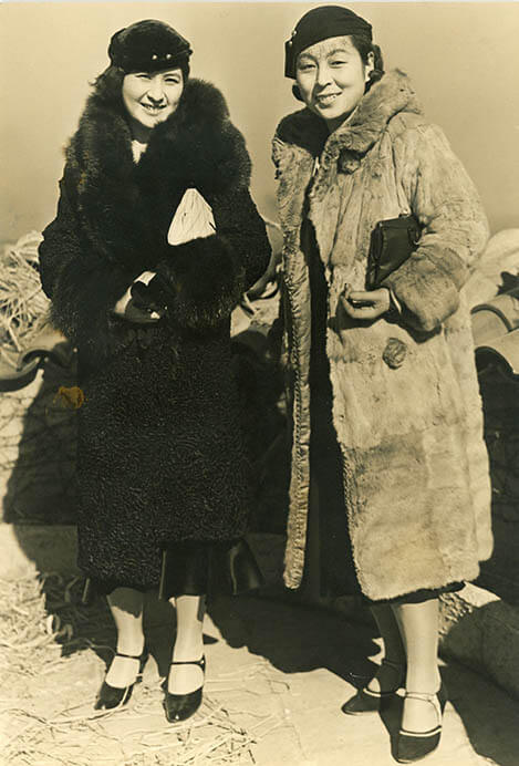 洋装の酉子夫人(左)昭和初期