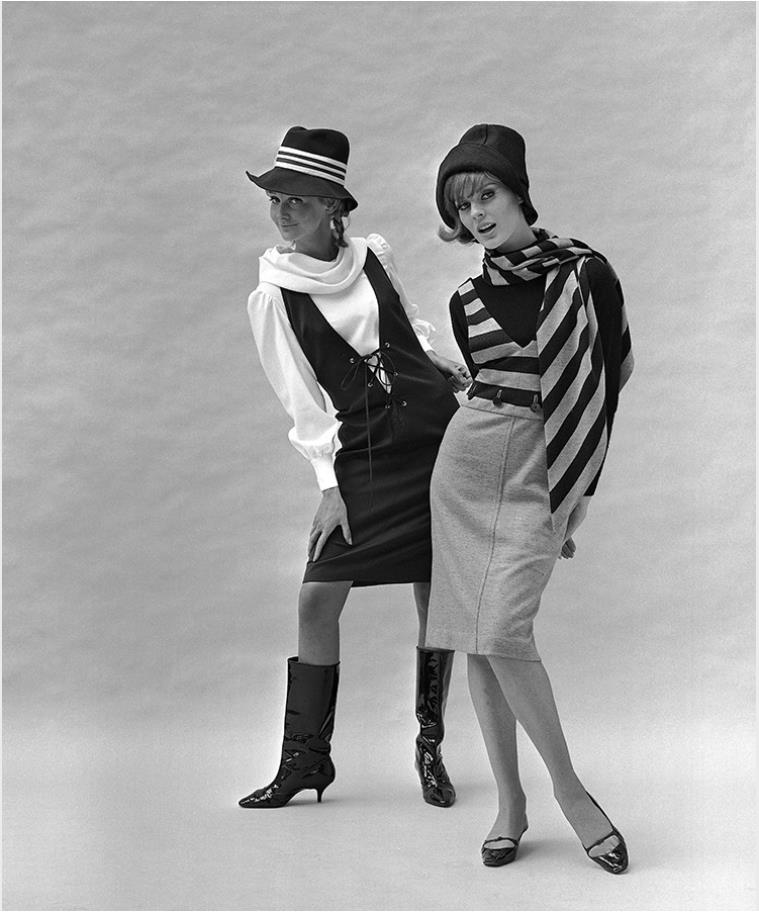 《ジンジャー・グループのために作られたピナフォア「スノッブ」とストライプのアンサンブルを着るロス・ワトキンスとポーリン・ストーン》1963年　© John French / Victoria and Albert Museum, London