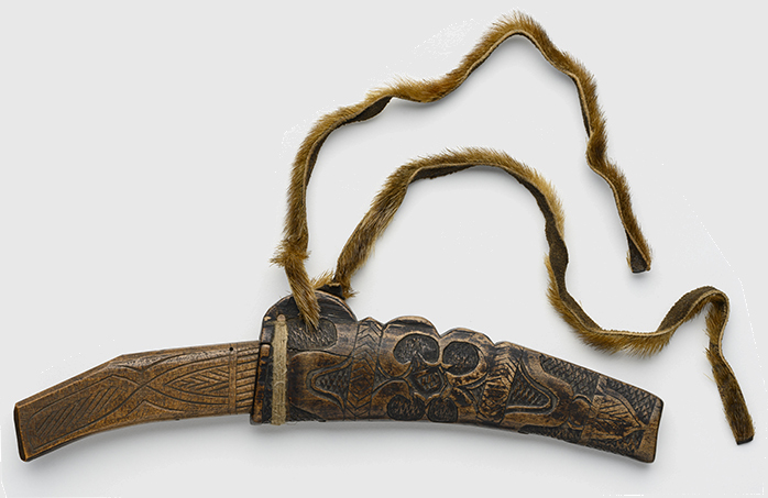 小刀 市立函館博物館蔵 海獣皮製の下げ紐をもつ小刀。小刀はアイヌ民族にとって身近な利器で、海での活動においても獲物の解体、綱の切断などに使用される。現在は小刀類を総称してマキリと呼ぶことが多い。