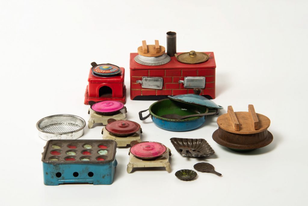 ままごと道具〈ブリキ製調理器具〉　昭和20年代　日本玩具博物館蔵