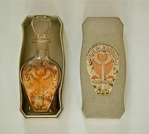 《ウビガン社の 「クール・ド・ジャネット」香水瓶》 1900年　香水瓶とラベル OGATAコレクション