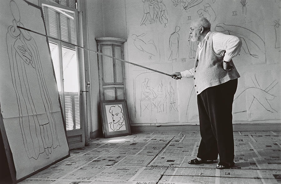 7フィートの竹の棒の先に木炭をつけて描くマティス （1949年8月）東京富士美術館所蔵　The Robert Capa and Cornell Capa Archive