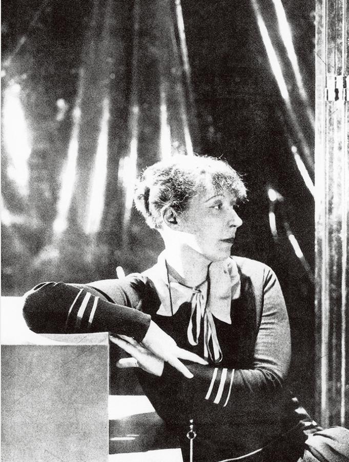 セシル・ビートン 《お気に入りのドレスでポーズをとるローランサン》 1928年頃　マリー・ローランサン美術館 © Musée Marie Laurencin

