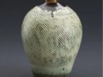 「海鼠釉縄文瓶」（径20×高さ28cm)