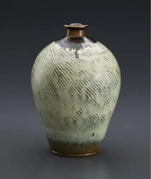 「海鼠釉縄文瓶」（径20×高さ28cm)