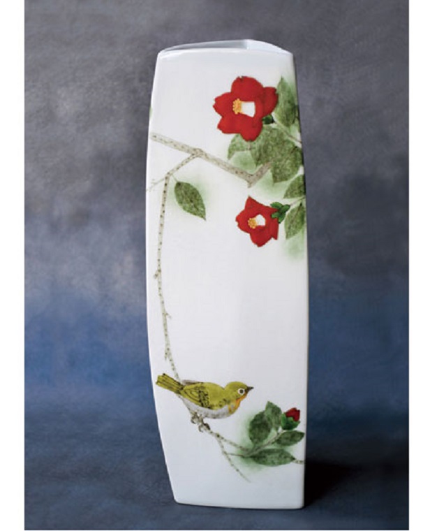 「釉描加彩椿に目白図三角柱壺」　H35×W12×D12cm