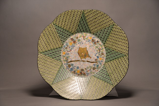 「釉刻色絵金銀彩皿」　37.8×H6.9cm