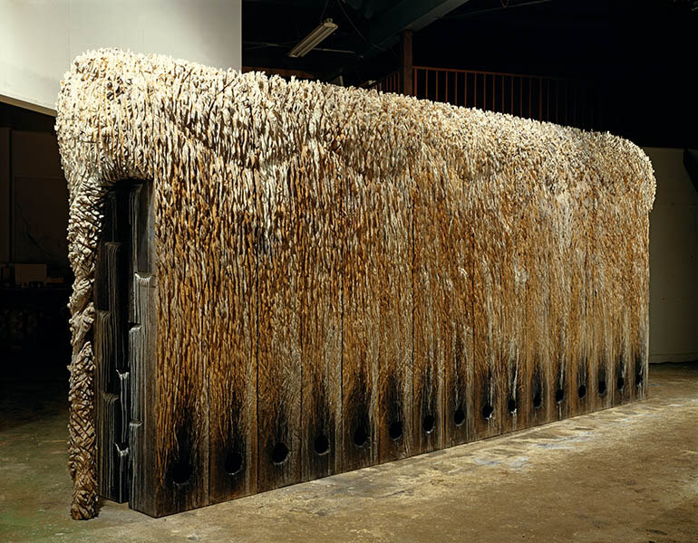 戸谷成雄《森の象の窯の死》 1989年　230×560×62cm　木、灰、アクリル 東京都現代美術館蔵　撮影：山本糾