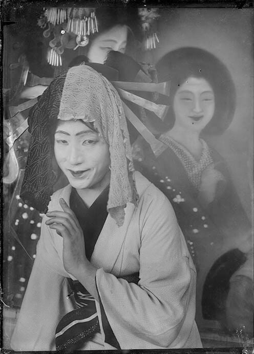 「太夫に扮する甲斐荘楠音」　ガラス乾板からのプリント、京都国立近代美術館