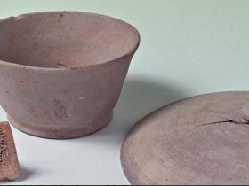 左から陶製印「美濃」、美濃刻印須恵器（有台坏身、坏蓋）（いずれも重要文化財、老洞1号窯跡出土）