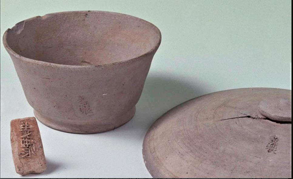 左から陶製印「美濃」、美濃刻印須恵器（有台坏身、坏蓋）（いずれも重要文化財、老洞1号窯跡出土）