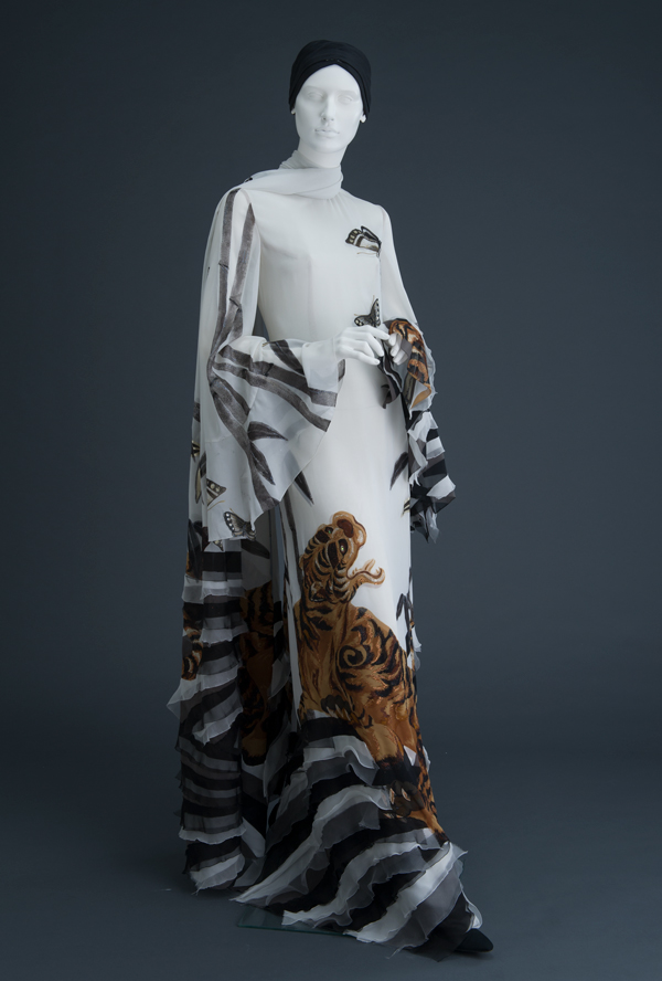 《イブニング・ドレス「蝶とタイガーと波をそめた白い絹のドレス」》　2004年　島根県立石見美術館蔵

