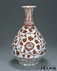 釉裏紅 菊唐草文 瓶
景徳鎮窯
明時代洪武年間（1368～98）
高32.2㎝
銅呈色の釉裏紅(ゆうりこう)は焼成が難しいとされますが、本作は完好な焼き上がりです。文様構成や釉肌、発色などの点からみて屈指の名品といえます。

