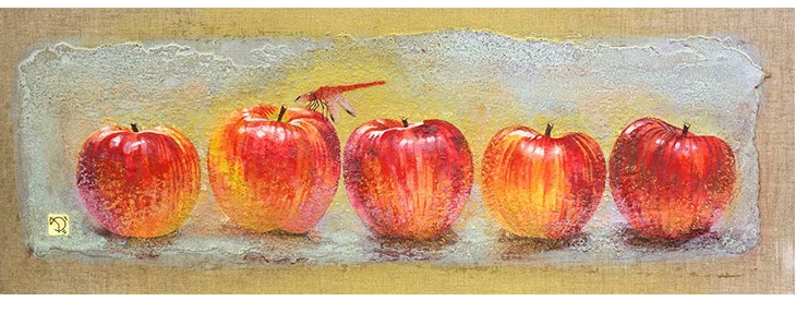 「林檎に赤蜻蛉」
サイズ：15号変形
板・ミクストメディア

それぞれの林檎には表情があります。トンボが止まった林檎は特別かもしれません。