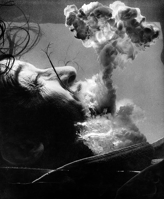 フィリップ・ハルスマン 《私は原子爆発に思いふける》1954年　Photo by Philippe Halsman © The Philippe Halsman Archive