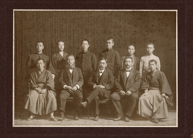 『第一高等学校文芸部写真』（明治40年）　前列右端が杉田、後が谷崎