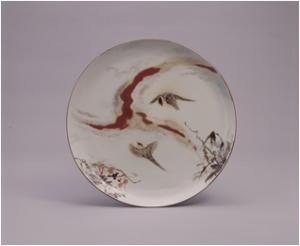 (2)《草白釉釉描金彩夕陽乱舞大皿》磁器、1986年

