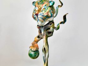 「招く⻁」 W19 × D19 × 38cm ケント紙、アクリルエマルション、岩絵具 2022年