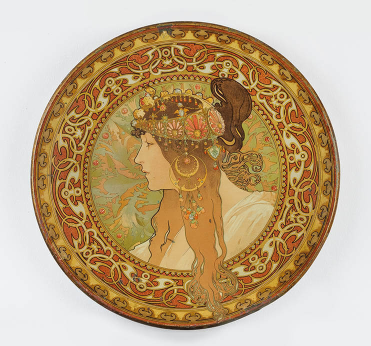 装飾皿「ビザンティン風の頭部:ブルネット」1898年/エナメル塗装(金属)　チマル・コレクション

