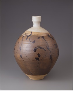 (4)《鉄釉黒彩花瓶》 陶器、1963年

