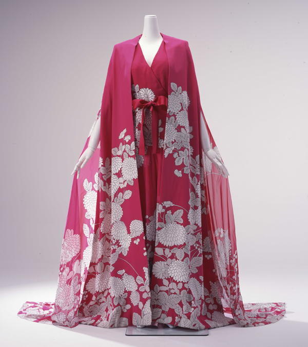 《ジャンプスーツ、カフタン「菊のパジャマドレス」》1966年　島根県立石見美術館蔵

