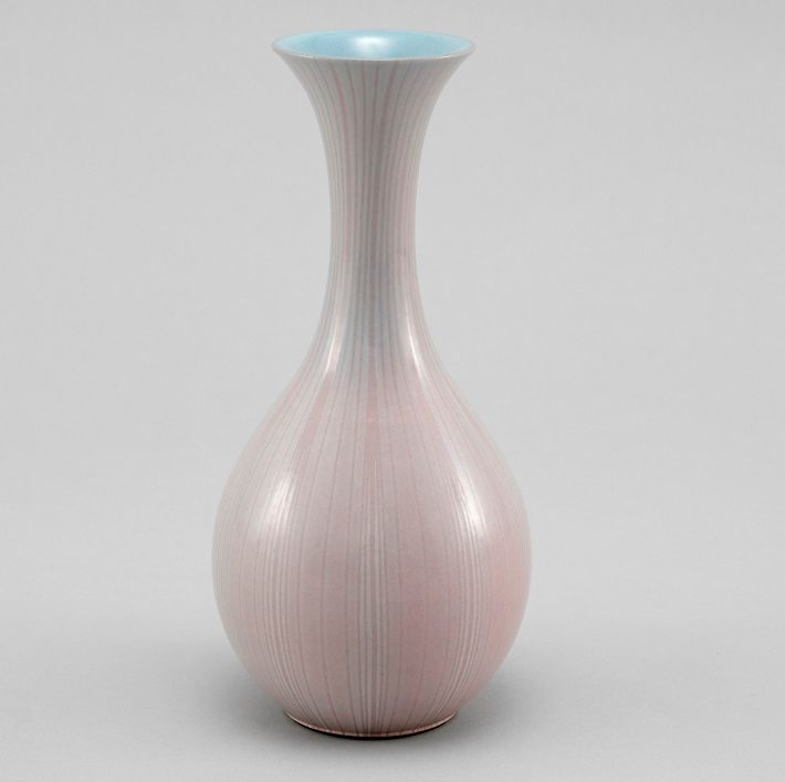 作家名：三上慶耀

作品名：青瓷蓮紋瓶

サイズ：直径12.5×高さ27.0cm