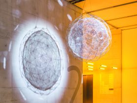 オラファ―・エリアソン《星くずの素粒子》2014年、ステンレス・スチール、半透明のミラー、ワイヤー、モーター、スポットライト、径170cm、テート美術館蔵 Photo: Tate, Ⓒ 2014 Olafur Eliasson