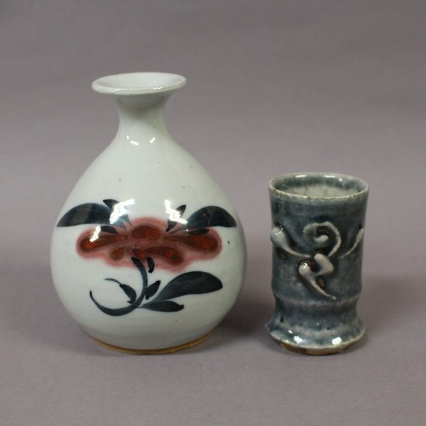 「花紋瓶子」右

高さ12.6×直径9.7 cm


 

「呉洲杯」左

高さ7.8×直径5.0 cm