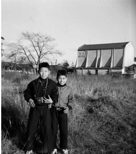 公募写真「宝塚新芸劇場を背景に、ヘルスセンターが建つ前の原っぱにて」1958年/個人蔵

