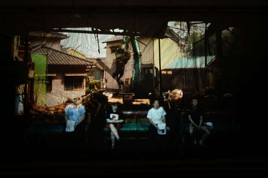 竹内公太《三凾座の解体》 2013、映像インスタレーション、33分23秒
TAKEUCHI Kota, Demolition of Mihako Theater, 2013, video installation, 33min. 23sec.
