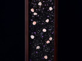 山下海生「春に舞う」 W14×D3×H50cm 白・ピンク珊瑚・ブラックスピネル・アメジスト・黒檀