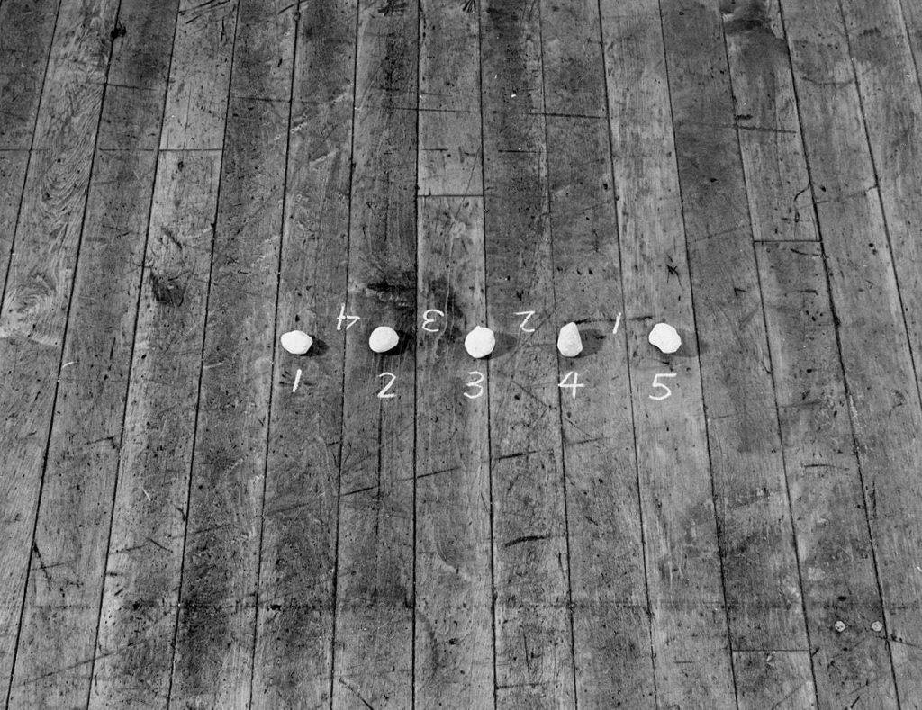 メル・ボックナー 《セオリー・オブ・スカルプチャー(五つの石／四つの間)》 1969-72年　国立国際美術館蔵 © Mel Bochner