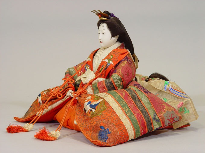 京都を代表する人形の着付師であり、複数の職人・工程をまとめるプロデューサー的な役割である人形司、丸平大木。製作にあたる職人や使用する素材など、細部に至るまで妥協をしない製作により生み出された人形は高い評価を得ており、宮中や財閥など名家に納められてきました。横浜人形の家が所蔵する丸平大木製の人形を一堂に展示します。