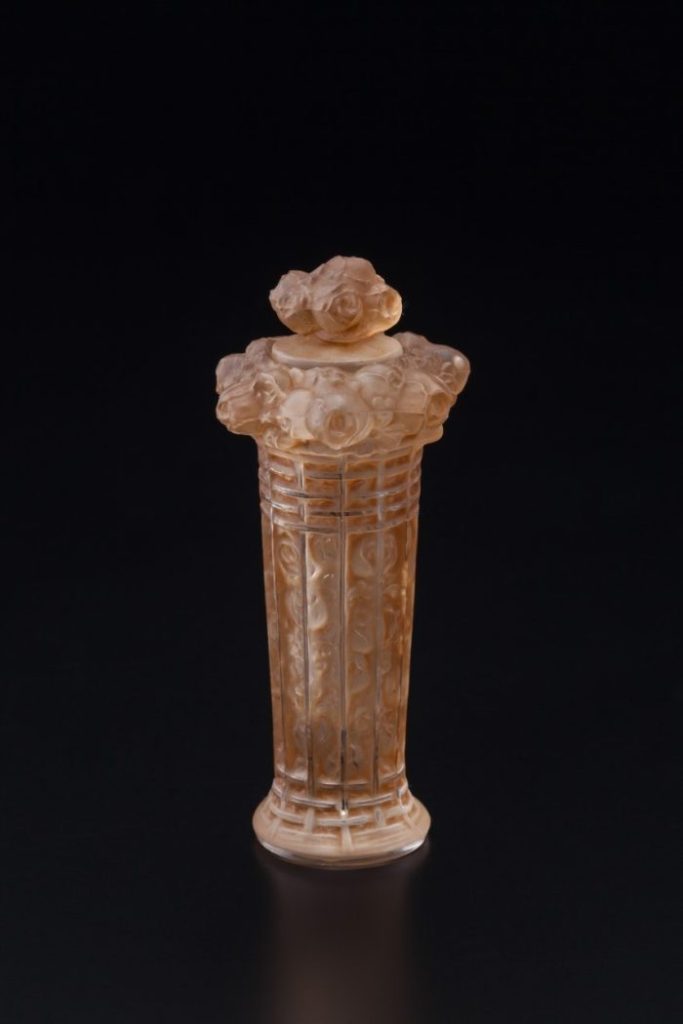 香水瓶「バラの花籠」

高さ10cm