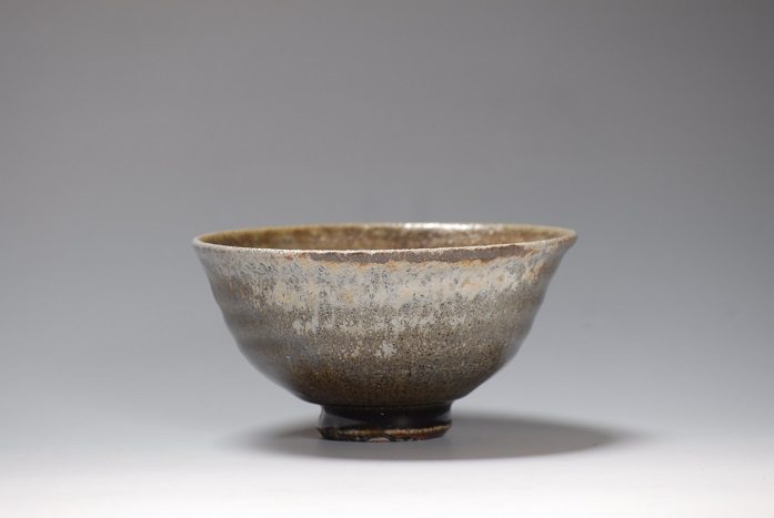 「灰被灰釉茶碗」

口径13.3×高さ7.0cm