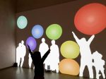 映し出された自分の影によって、はずむボールに触れたり弾いたりする体験ができます。 《Immersive Shadow: Bubbles》藤本直明　© naoaki FUJIMOTO