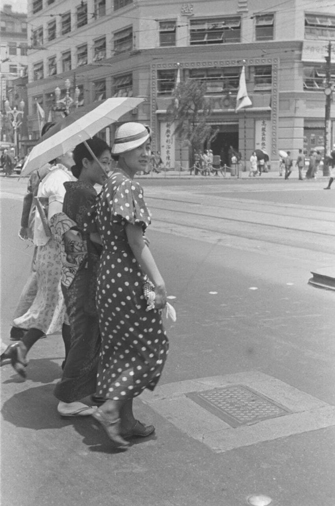 銀座通りを歩くワンピースの女性と和服の女性 昭和10年(1935年) 撮影：師岡宏次